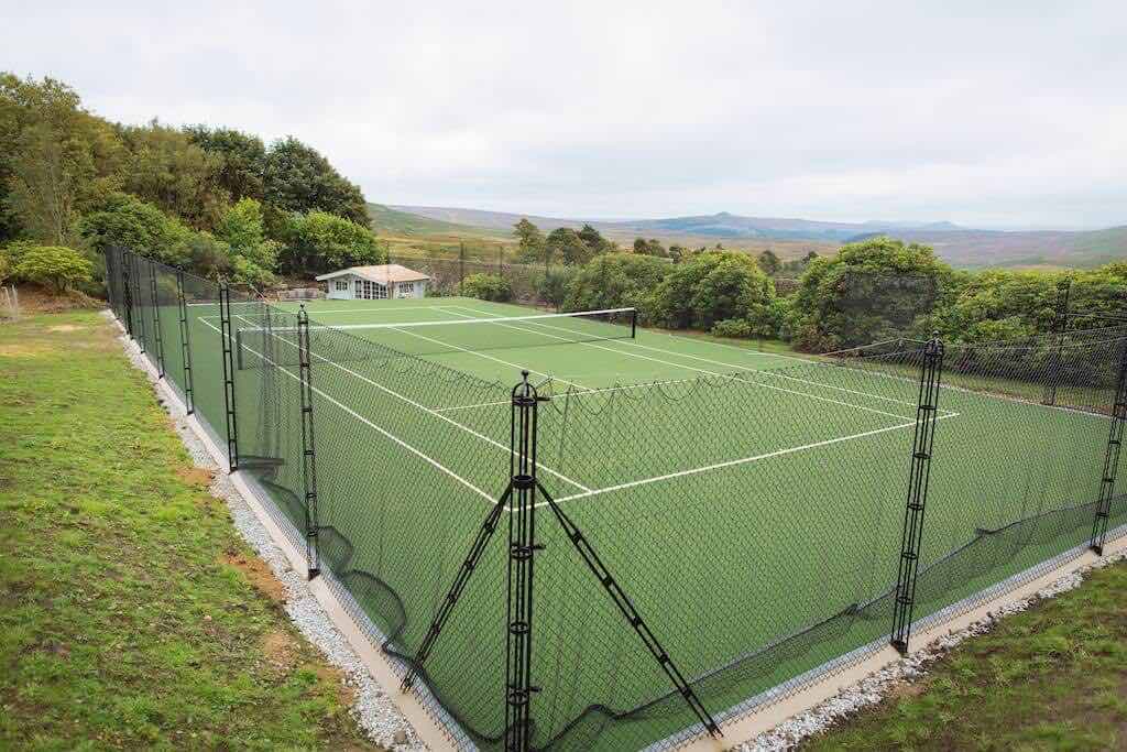 holiday homes with tennis courts